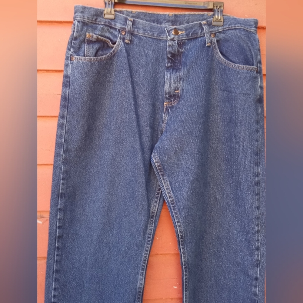 Like New Wrangler Medium Wash Denim Jeans 36x32